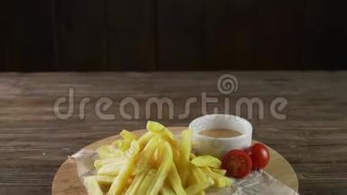 <strong>法式炸薯条</strong>，放在木盘上，放在乡村的木桌上